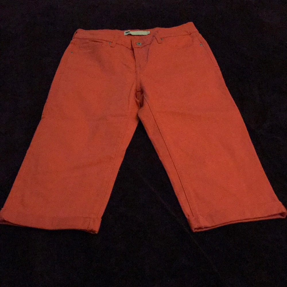 Peach color Levi capris